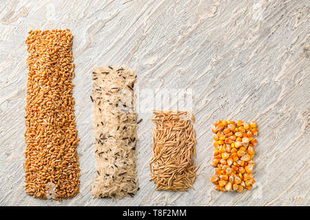 Diversi tipi di cereali e cereali luce sul tavolo di legno Foto Stock