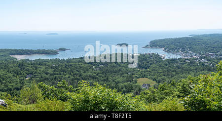 Camden colline del Parco Statale di Camden, Maine, Stati Uniti d'America: 30 miglia di sentieri panoramici, 5.700 acri di colline boscose e un 800 piedi vertice. Foto Stock