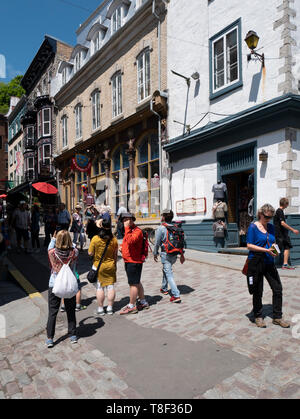 Quartier Petit Champlain è il più antico quartiere commerciale in Nord America. Numerose gallerie d'arte e ristoranti fiancheggiano le strade in ciottoli. Foto Stock