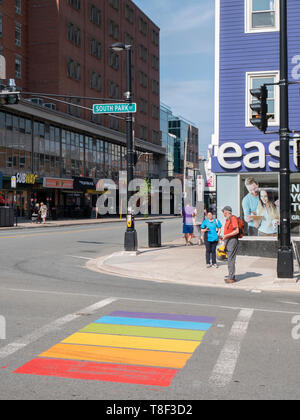 L'arcobaleno crosswalk in Halifax Nova Scotia, Canada. Intersezioni di Spring Garden Road e South Park Street e Spring Garden Road e Queen Stree Foto Stock