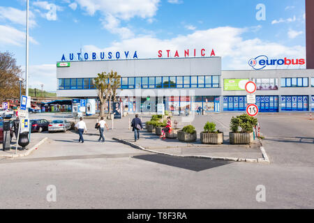 KOSICE, Slovacchia - 1 Maggio 2019: la zona anteriore della principale stazione degli autobus (Autobusova stanica) a Kosice (Slovacchia) Foto Stock