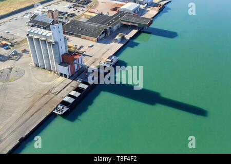 Francia, Isere, Salaise sur Sanne, industriale e porto sito di Salaize Sablons, Le Rhone (vista aerea) Foto Stock