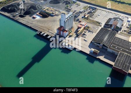 Francia, Isere, Salaise sur Sanne, industriale e porto sito di Salaize Sablons, Le Rhone (vista aerea) Foto Stock