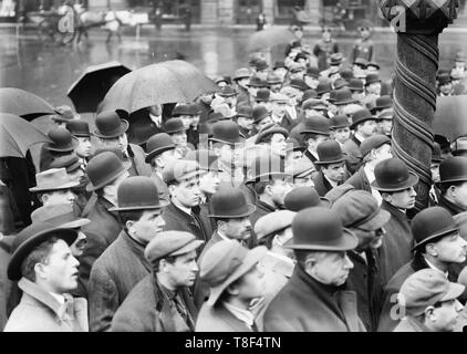 Lawrence strike incontro, New York - Foto mostra un gruppo di uomini riuniti all'aperto, probabilmente nella città di New York, di sentire a proposito di sciopero tessile a Lawrence, Massachusetts, 1912 Foto Stock