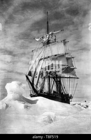 La fotografia mostra la Terra Nova icebound nave durante il British Antarctic Expedition, circa 1910 Foto Stock