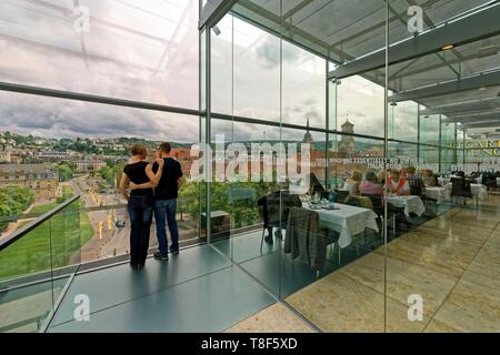 Germania, Baden-Württemberg, Stoccarda, Schlossplatz ristorante cubo nel Kunstmuseum, vista sull'K÷nigstrasse e Collegiata (Stifskirche) Foto Stock