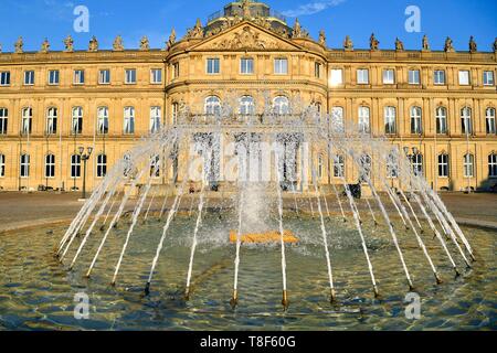 Germania, Bade Wurtemberg, Stoccarda, Schlossplatz (piazza del Castello), il Neues Schloss (castello nuovo) Foto Stock