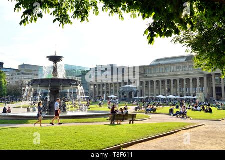 Germania, Baden Wurttemberg, Stoccarda, Schlossplatz (piazza del Castello), Fontana e Konigsbau Foto Stock