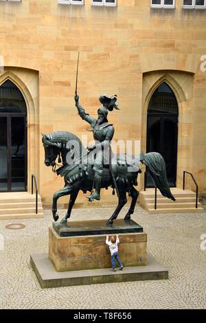 Germania, Baden Wurttemberg, Stoccarda, Schillerplatz Wurttemberg museo regionale (Landesmuseum Wurttemberg) nel vecchio Castello (altes Stiftsschloss) e la statua equestre del duca Eberhard im Bart nel cortile interno Foto Stock