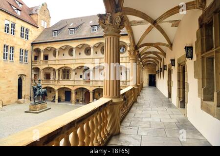 Germania, Baden Wurttemberg, Stoccarda, Schillerplatz Wurttemberg museo regionale (Landesmuseum Wurttemberg) nel vecchio Castello (altes Stiftsschloss) e la statua equestre del duca Eberhard im Bart nel cortile interno Foto Stock