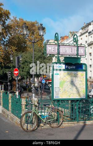 Francia, Parigi, diciottesimo distretto, metro Pigalle, Boulevard de Clichy Foto Stock