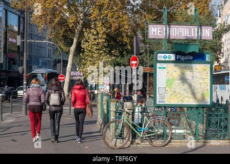 Francia, Parigi, diciottesimo distretto, metro Pigalle, Boulevard de Clichy Foto Stock