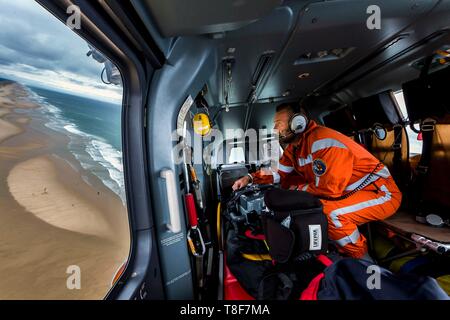 Francia, Gironde, Bordeaux, Dragon 33, Eurocoptere CE145 Protezione civile elicottero basato a Merignac e Lacanau, in carica di salvataggio in mare Foto Stock