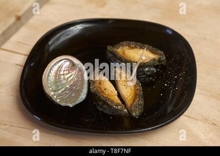 Francia, Finisterre, Plouguerneau, Francia Haliotis, organico halioticulture, degustazione di abalone Foto Stock