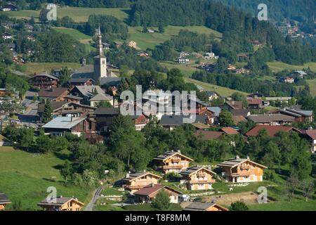 Francia, Haute Savoie, Alpi, Mont Blanc paese, Combloux, il paese con la chiesa di Saint Nicolas visto dalla strada D 909 Foto Stock