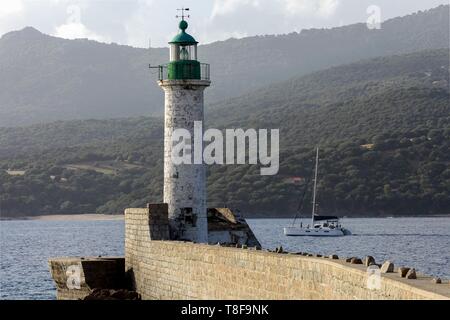 Francia, Corse du Sud, Propriano, barca a vela lasciando la porta g Foto Stock