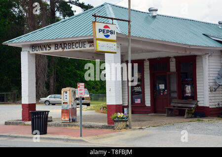 Aperto dal 1938, Bunn's Barbecue è stata serve Carolina orientale barbecue in stile al di fuori di un convertito la stazione di gas nella piccola città di Windsor NC. Foto Stock