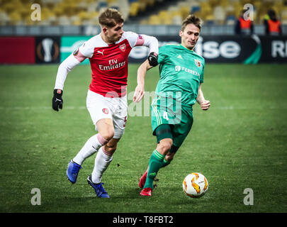 Kiev, Ucraina - 29 novembre 2018: Emile Smith Rowe di Arsenal (L) combatte per una sfera con Igor perduta di Vorskla Poltava durante il loro UEFA Europa Lea Foto Stock