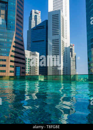 Piscina in Singapore skyscaper Foto Stock