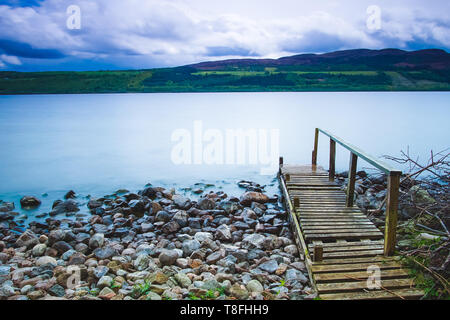 Loch Ness e isola di cielo in Scozia UK Foto Stock