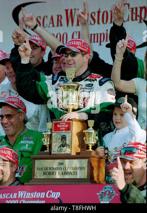 Bobby Labonte festeggia conquistando la NASCAR Winston Cup Championship nel 2000 a Homestead-Miami Speedway. Foto Stock