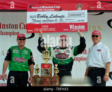 Bobby Labonte festeggia conquistando la NASCAR Winston Cup Championship nel 2000 a Homestead-Miami Speedway. Foto Stock