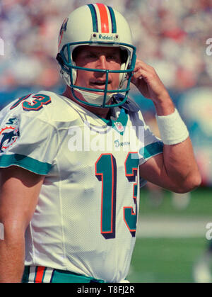 Miami Dolphins quarterback Dan Marino in azione al Joe Robbie Stadium di Miami, in Florida alla fine degli anni novanta. Foto Stock