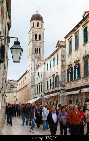 Calle de la Placa y al fondo Iglesia de San Blas, casco antiguo de Dubrovnik, Ciudad de Dubrovnik, Croazia, Mar Adriático, Mar Mediterráneo Foto Stock