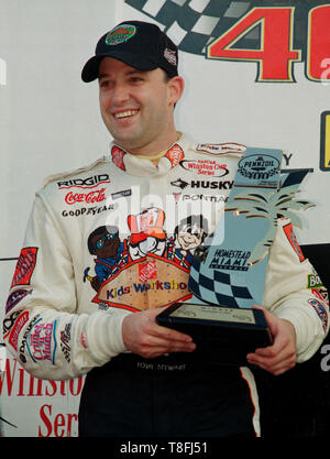 Tony Stewart festeggia conquistando la Pennzoil 400 NASCAR corsa a Homestead-Miami Speedway a Homestead, Florida il 14 novembre 1999. Foto Stock