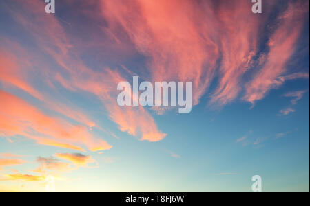 Red Sky con blue clouds Foto Stock