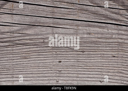 Foto di texture di grigio, usurato shabby, vecchio e rotto il legno che è stato esposto alle intemperie e al sole per anni. Ideale come sfondo. Foto Stock