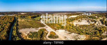 Vista aerea della cave di calcare nei pressi di Sollnhofen bavarese nel parco naturale di Altmühltal Foto Stock