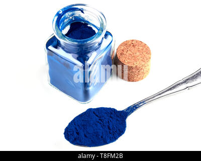 Blue Spirulina (Phycocyanin) è di un azzurro intenso pigmento naturale derivata da alghe blu-verdi Foto Stock