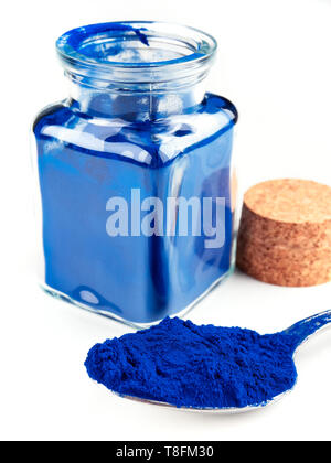 Blue Spirulina (Phycocyanin) è di un azzurro intenso pigmento naturale derivata da alghe blu-verdi Foto Stock