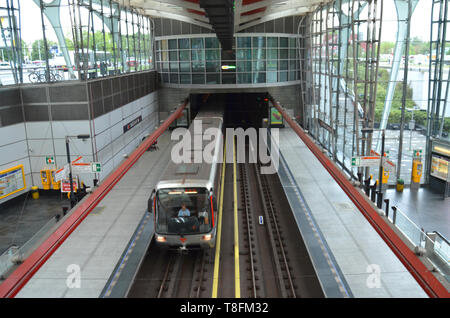 Praga / Repubblica Ceca - 6 Maggio 2019: Praga stazione della metropolitana Strizkov rossa (linea C), con un treno in arrivo sulla piattaforma Foto Stock