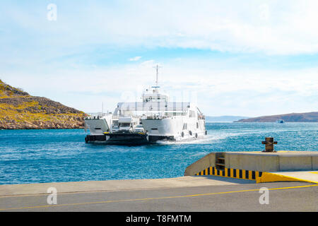 Car ferry boat in Croazia che collega l'isola di Rab con la terraferma. Foto Stock