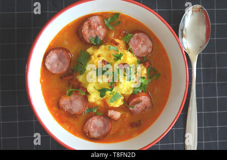 Ceca tradizionale cavolo o zuppa di crauti - zelnacka con salsiccia piccante, paprica, purè di patate, pancetta affumicata e persil tritato Foto Stock