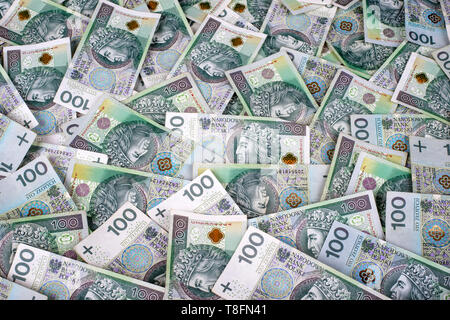 Sfondo costituito di Polish zloty 100 banconote. Consistenza finanziaria astratta. Foto Stock