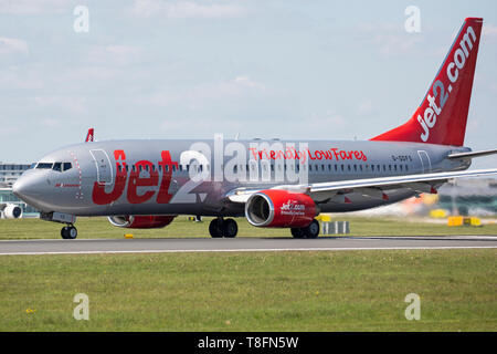 Jet2 Boeing 737-800, registrazione G-GDFS, decollo dall'aeroporto di Manchester, Inghilterra. Foto Stock