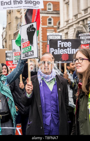 Manifestazione nazionale per la Palestina, uomo vestito di porpora, London, Regno Unito 11/05/2019 Foto Stock