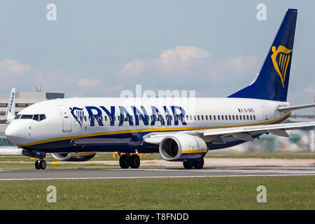 Ryanair Boeing 737-800, registrazione EI-DPD, preparando per il decollo dall'aeroporto di Manchester, Inghilterra. Foto Stock
