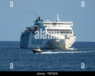 Traghetto Martín i Soler della società Balearia entrando nel porto di Barcellona. Foto Stock