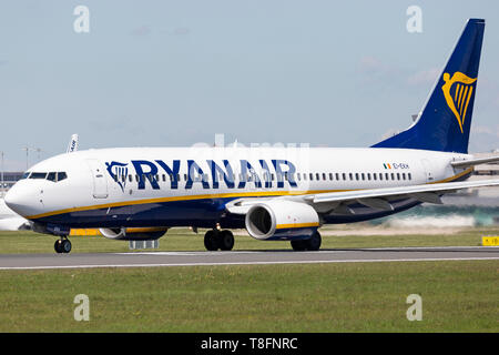 Ryanair Boeing 737-800, registrazione EI-AKH, preparando per prendere il via all'Aeroporto di Manchester, Inghilterra. Foto Stock