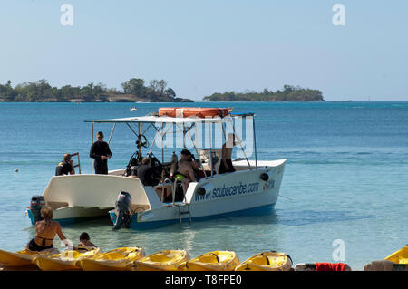 Scuba Caribe barca immersioni con i turisti in preparazione per un tuffo Foto Stock