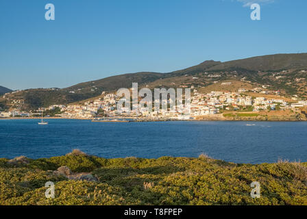 Batsi villaggio sull'isola di Andros, CICLADI Foto Stock