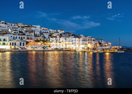 Batsi pittoresco villaggio sull'isola di Andros di notte, CICLADI Foto Stock