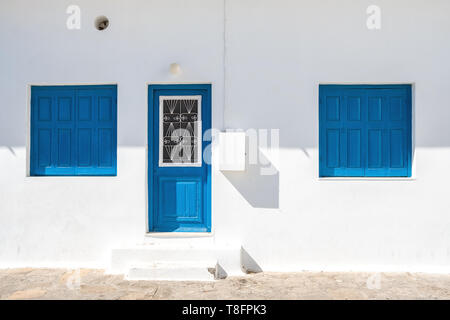 Casa bianca facciata con tradizionale porta blu sull isola di Paros, CICLADI Foto Stock