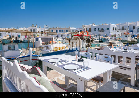 Accogliente outdoor cafe a Naoussa porto cittadino sull isola di Paros, Grecia Foto Stock