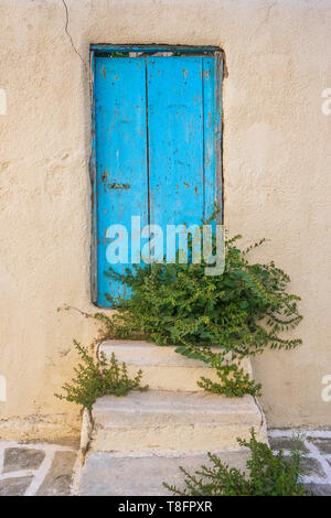 Casa bianca facciata con tradizionale porta blu sull isola di Paros, CICLADI Foto Stock