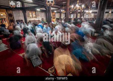 Yogyakarta, Indonesia. Il 10 maggio, 2019. Questa foto è stata scattata il 10 Maggio 2019 mostra musulmani indonesiani eseguendo Tarawih preghiera a Kauman Grande Moschea, Yogyakarta, Indonesia durante il mese sacro del Ramadan. I musulmani di tutto il mondo non mangiare dall alba al tramonto, pregare intensamente e raccogliere per feste serali per rompere il digiuno durante il Ramadan. Credito: Rizqullah Hamiid Saputra/Pacific Press/Alamy Live News Foto Stock